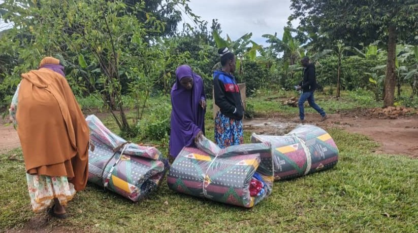Aba Islamic  Relief- Netherlands ne Hear Uganda badduukiridde abatuuze b'e Bukomansimbi - babawadde obuliri okusitula eby'obulamu