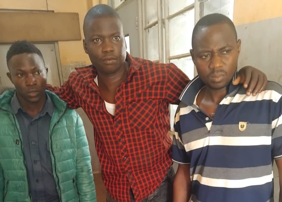 Ababadde bateekateeka okunyaga essundiro ly'amafuta erya Nesta Petro Station basibidde mukadduukulu ka police