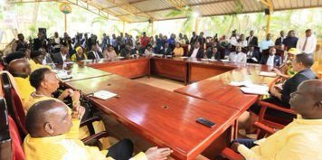 Ababaka ba parliament 30 abatajjira mu kibiina kyonna eky'ebyobufuzi mu parliament eye 12 basse omukago ne NRM