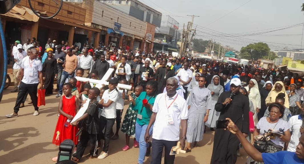 Abagoberezi ba Kristo mu Uganda batambuzza ekkubo ly'omusaalaba - nebavumirira ebikolwa eby'okutulugunya abantu mu ggwanga n'aabenyigira mu bikolwa ebyekko bekomeko