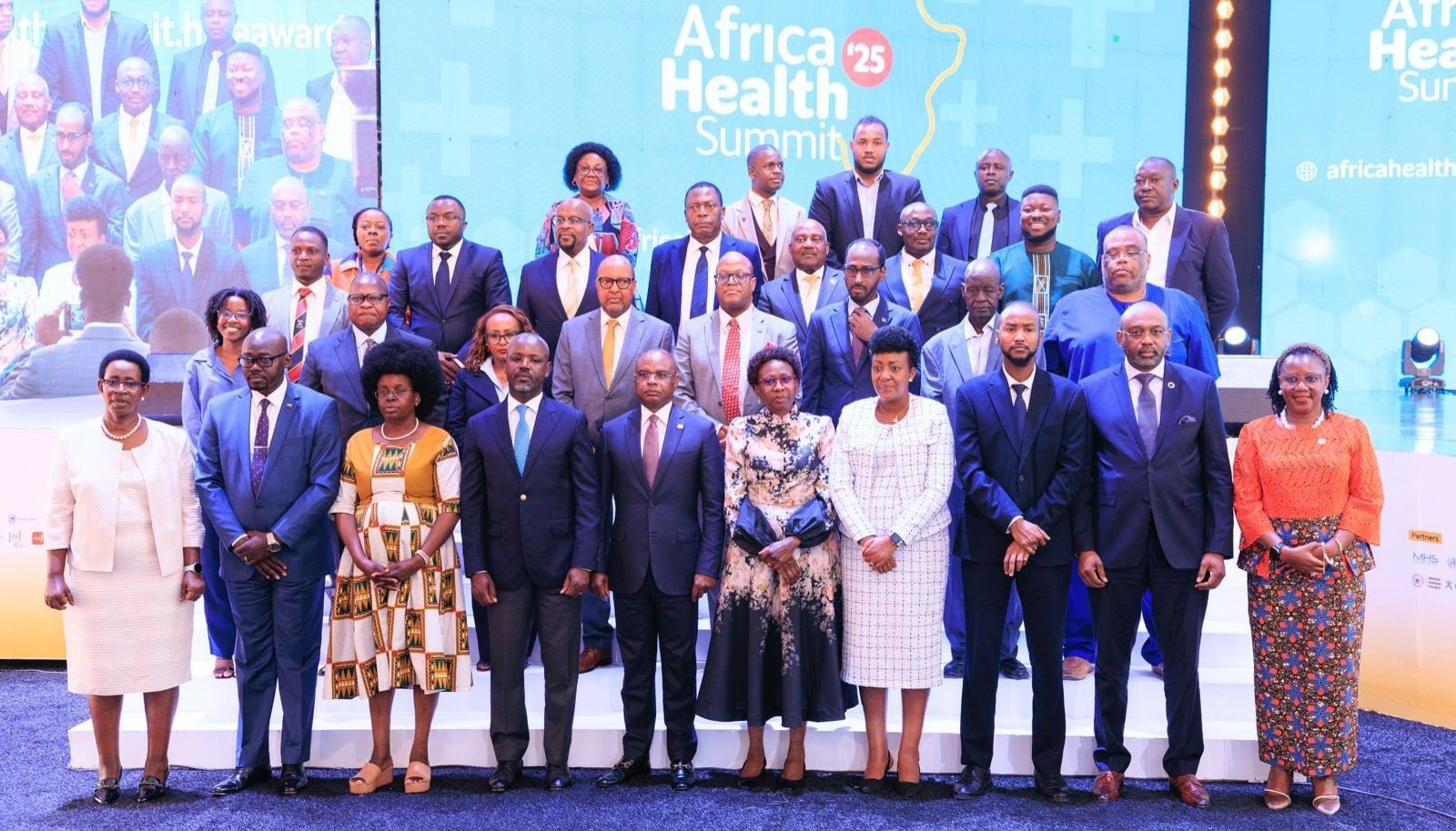 Abakulira eby'obulamu mu Africa bagala amawanga genoonyeze ensimbi eziyimirizaawo eby'obulamu eby'omutindo awatali kulindirira buyambi kuva mu bazungu