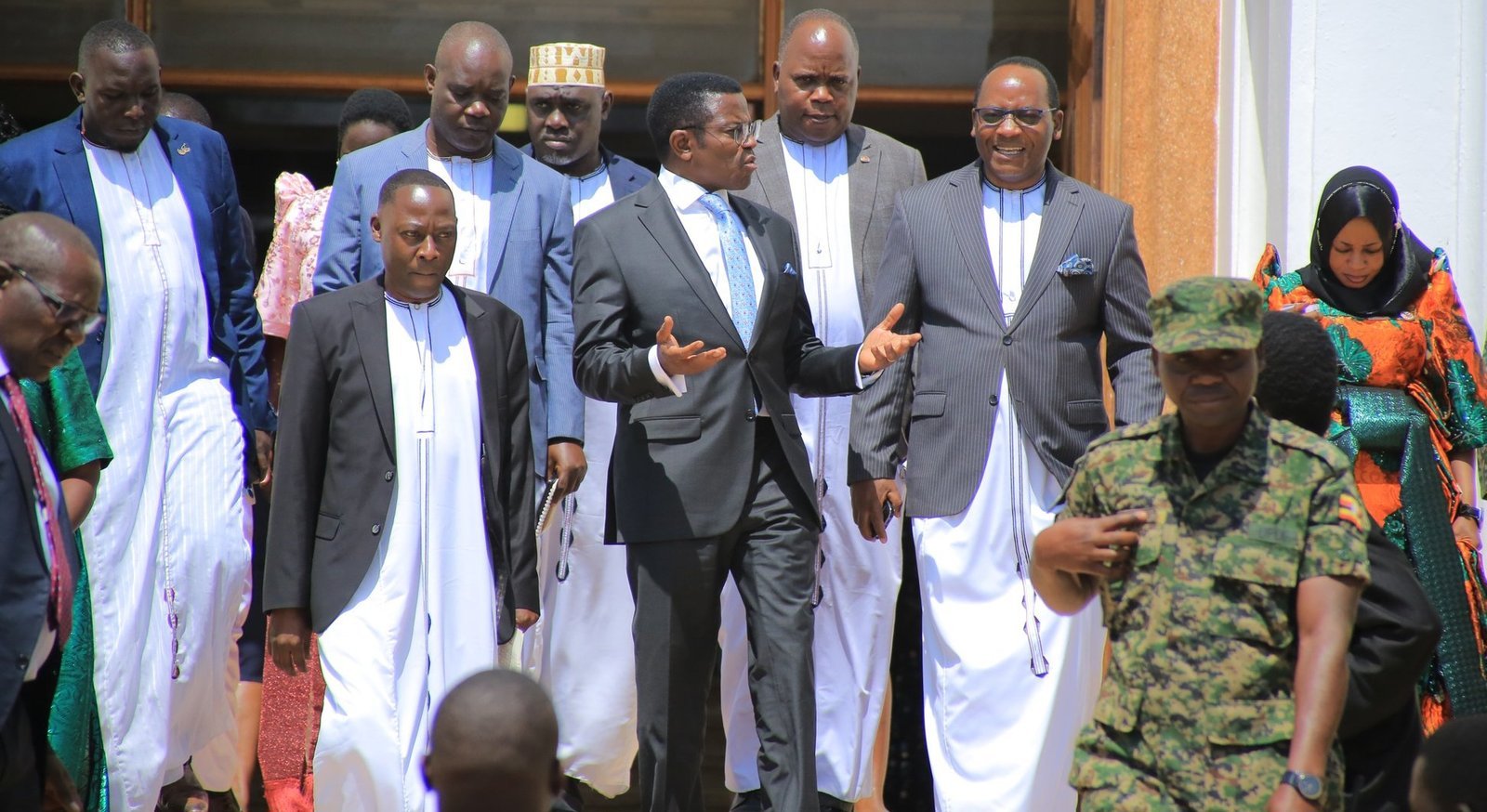 Abakwatidde bendera ekibiina kya Democratic Front mu kalulu ka 2026 bakiise embuga - Katikkiro Mayiga alabudde bannabyabufuzi okwewala ebyobufuzi eby'okuwuddiisa abantu