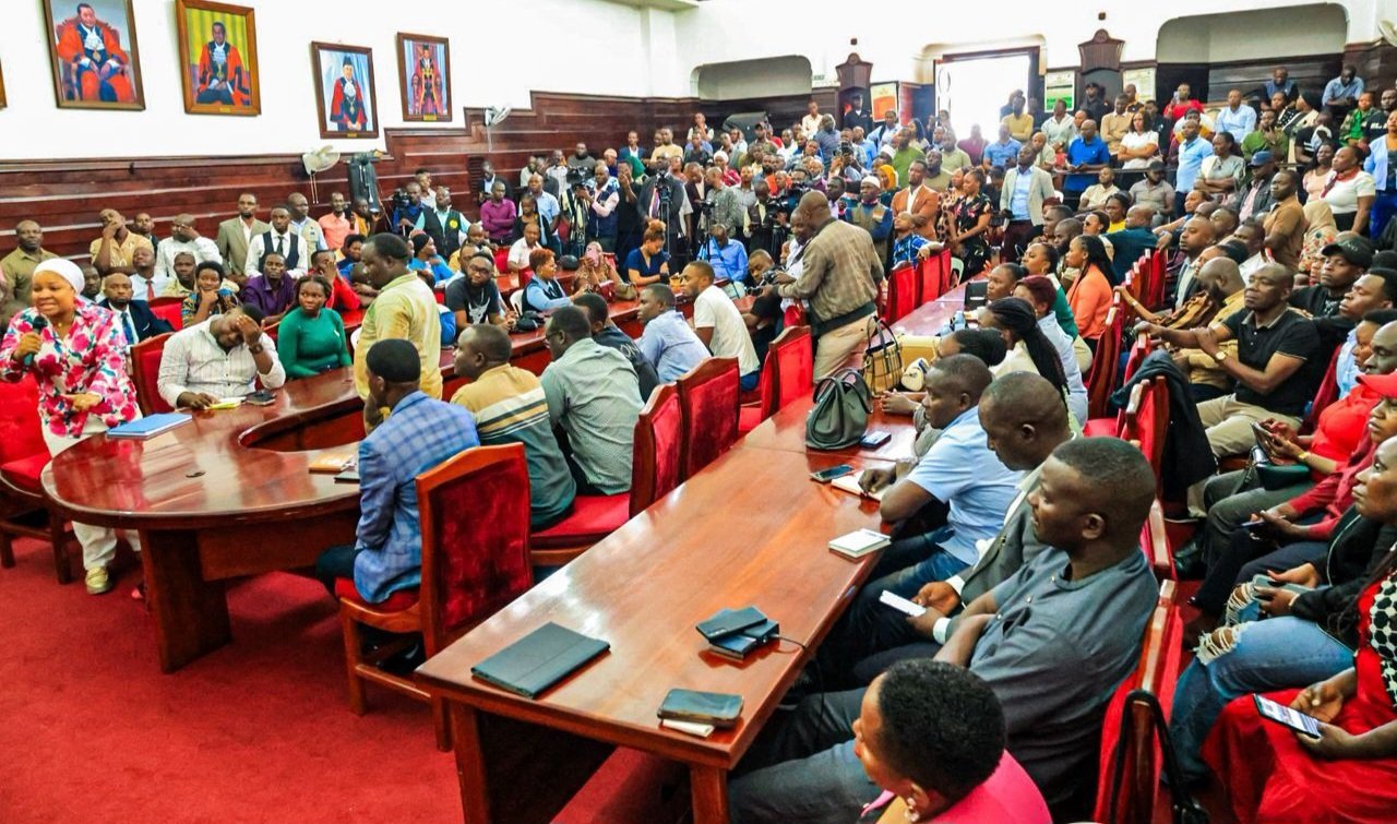 Abasuubuzi abaakosebwa amataba mu Kampala bakalambidde bagala KCCA ebaliyirire - abalala baddukidde mu kooti bagala eyimirize Hammis Kiggundu okuziimba ku mwala gwe Nakivubo