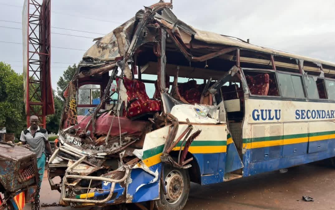 Abayizi ababadde bagenda okulambula bafunye akabenje e Kiryandongo - conductor wa Bus afiiriddewo