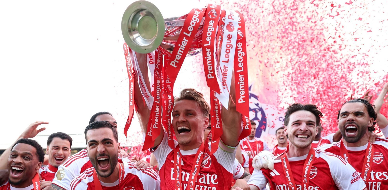 Arsenal the Gunners ekwasiddwa ekikopo kya Bungereza 2025/2026 - abawagizi baayo babinuka okwetoloola ensi yonna
