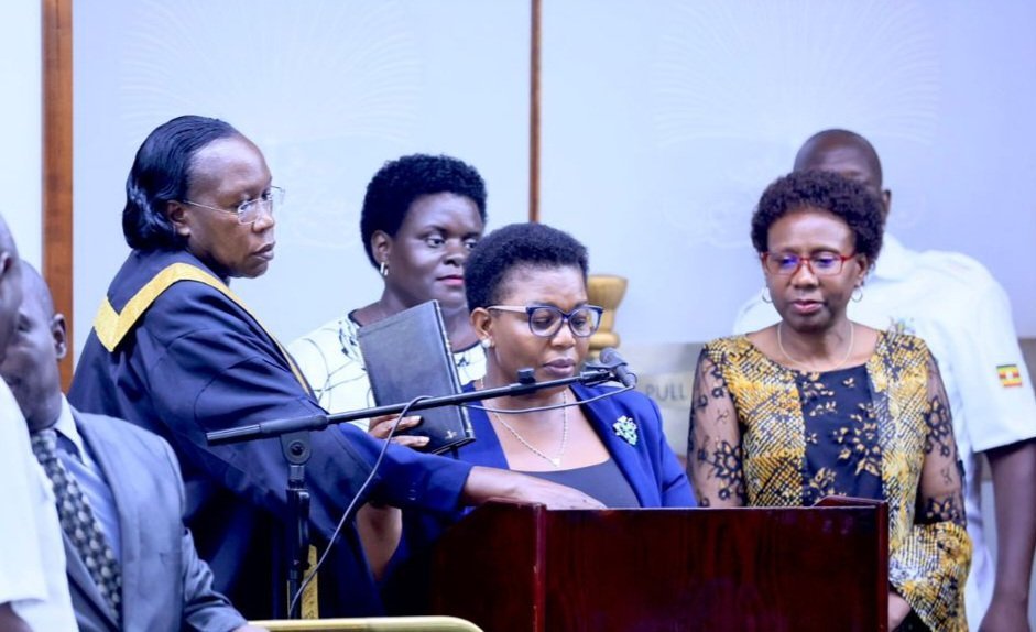 Ba minister abaggya abatali babaka ba parliament bakubye ebirayiro ebibakkiriza okuteesa mu parliament  eye 12 - Justine Kasule Lumumba akulira eby'amawulire yoomu ku balayidde