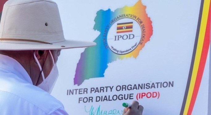 Ba ssaabawandiisi b'ebibiina ebiri mu IPOD bagala ennambika ya minister w'ebyamateeka ku tteeka eppya eribafuga esooke eyimirizibwe - mulimu byebatakkanyaako