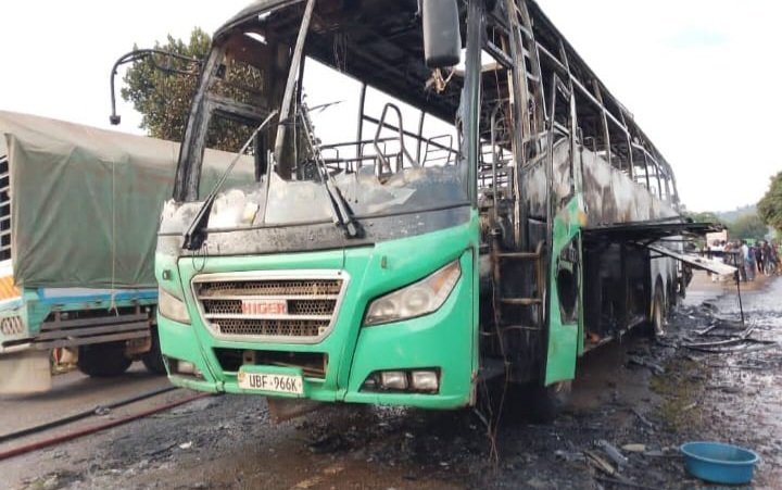 Bus ya kampuni ya Link ekutte omuliro neebengeya ku luguudo lw'e Mityana - abasaabaze basimattuse