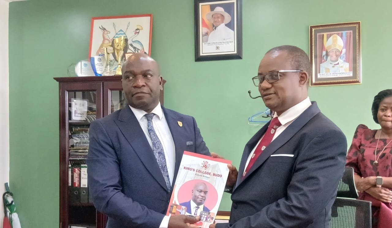 Canon Fred Kazibwe abadde akulira King's College Budo awaddeyo wofiisi eri Godfrey Kasamba headmaster omujja