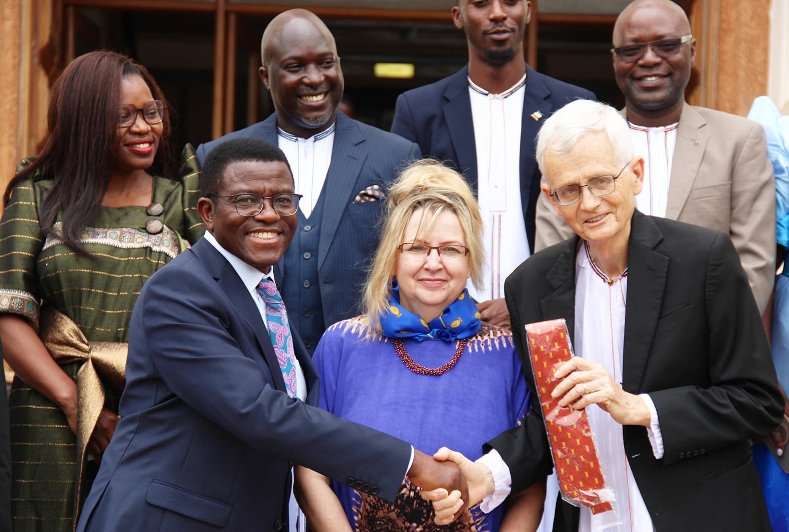 Dr. Ken Chapman Kigozi asiibudde Uganda addayo ku butaka oluvannyuma lw’emyaka egisoba mu 45