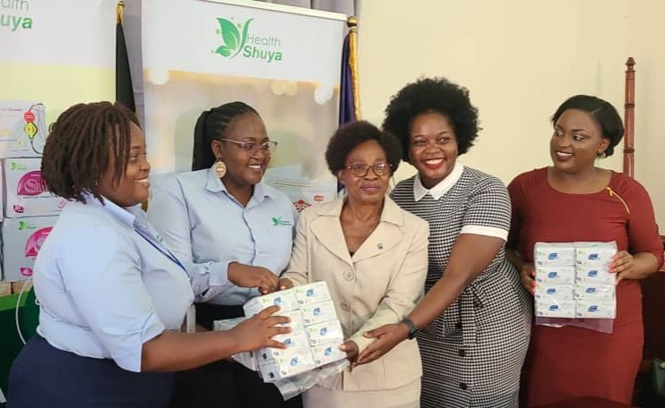 Ekitongole kya Nnabagereka Fund kisse omukago ne kampuni ya Shuya Sanitary Napkins – bakuyambako abawala abasoomozebwa mu nnaku zabwe ez’ensonga