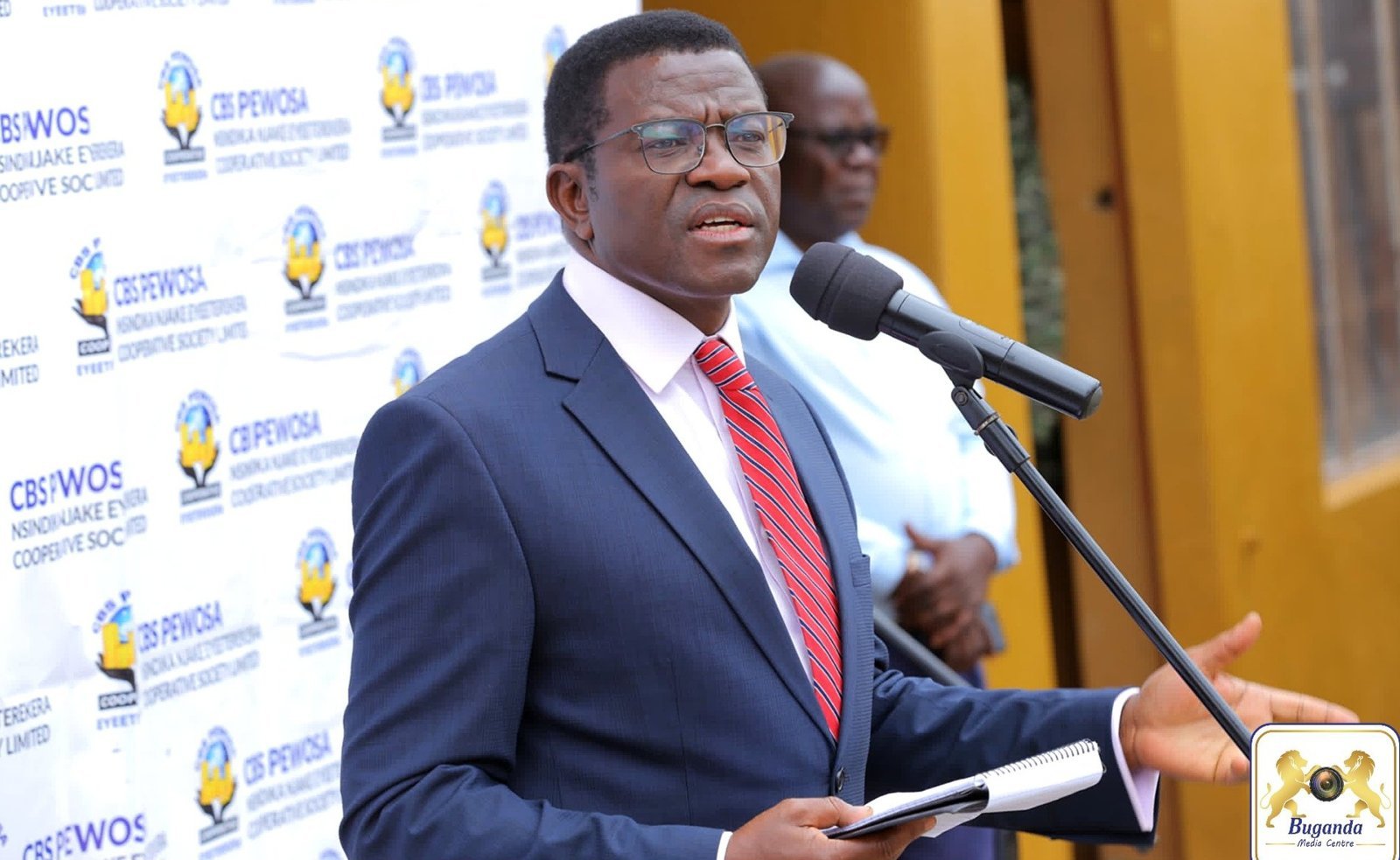 Katikkiro Mayiga alambise abakulira ebittavu by’ensimbi mu Buganda ku nkola y’emirimu – abijjukizza okusasula emisolo gya government ya wakati gyonna nga bwegirambikiddwa