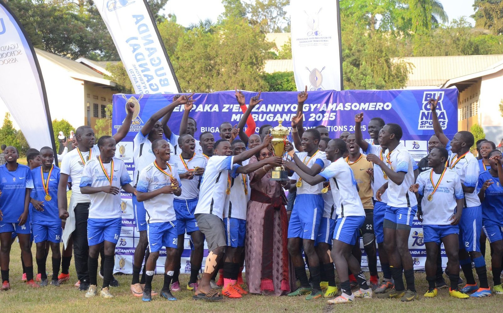 Kawempe Muslim SS ewangudde ekikopo ky’emipiira gy’empaka z’emizannyo egy’amasomero mu Buganda 2025