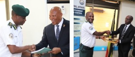 Maj. General Apollo Kasiita Goowa ne Brig. General Johnson Namanya ababadde bakulira ekitongole ekikola ku bantu abafuluma n'okuyingira eggwanga - bawaddeyo office ezo mu butongole