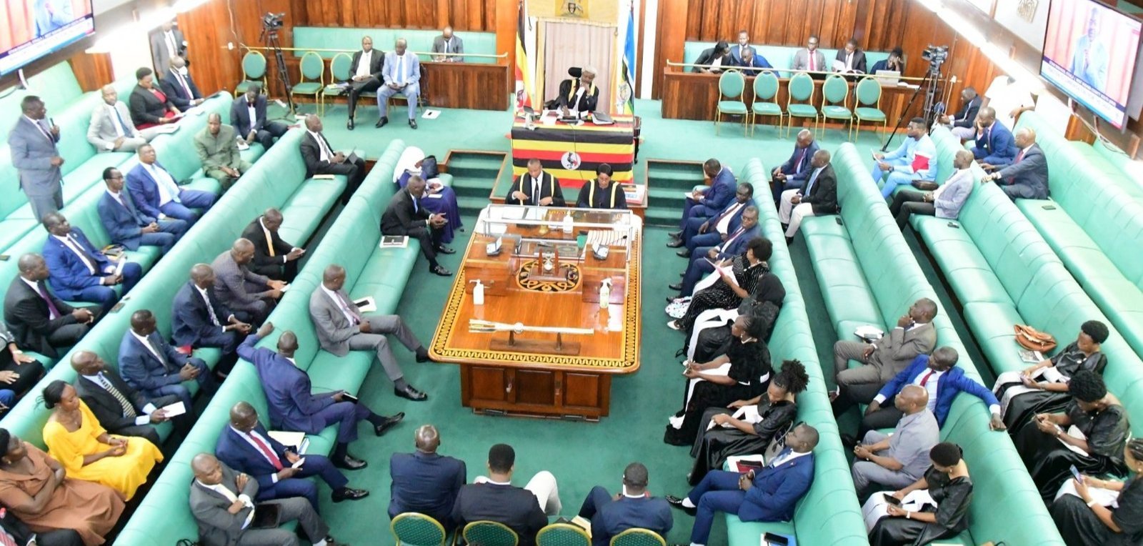 Mu tteeka eppya eriruηηamya abasomesa mu ggwanga - buli musomesa alina okuba ne degree ne Licence emukkiriza okukola omulimu ogwo