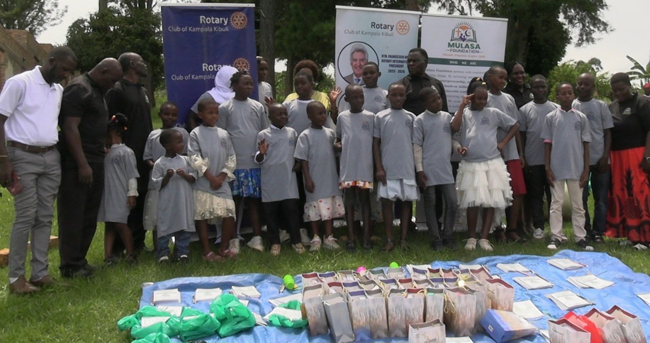 Mulasa Foundation etandise okukwasizaako abaana b'e Mityana ng'ebawa ebikozesebwa ku masomero - kawefube wakusitula byanjigiriza