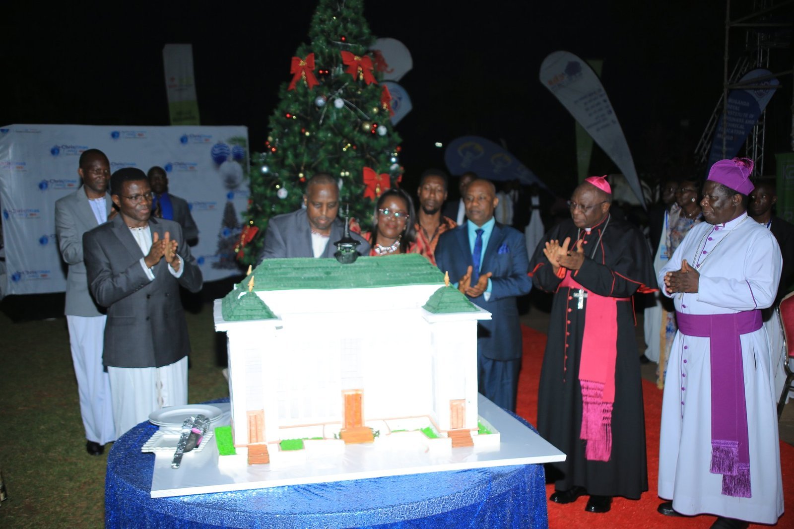 Okuyimba ennyimba za Ssekukkulu mu Bulange e Mengo - mubaddemu okusabira Uganda ebeeremu akalulu ak'amazibs n'obwenkanya