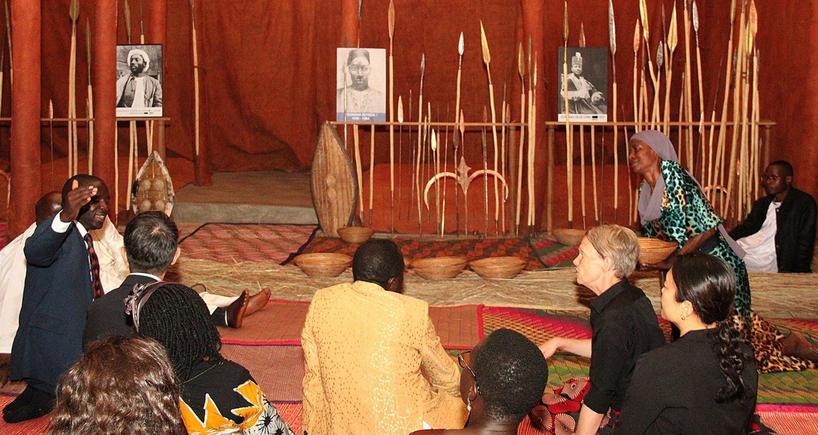 Omubaka wa UNESCO Louise Haxthausen alambudde amasiro g'e Kasubi okumanya omulimu gookugazzaawo wegutuuse