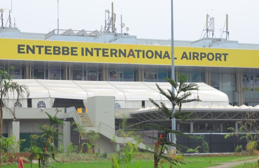 Omuwendo gw’abantu abafuluma n’abayingira mu Uganda nga bayita ku kisaawe ky’ennyonyi ENtebbe guwa essuubi