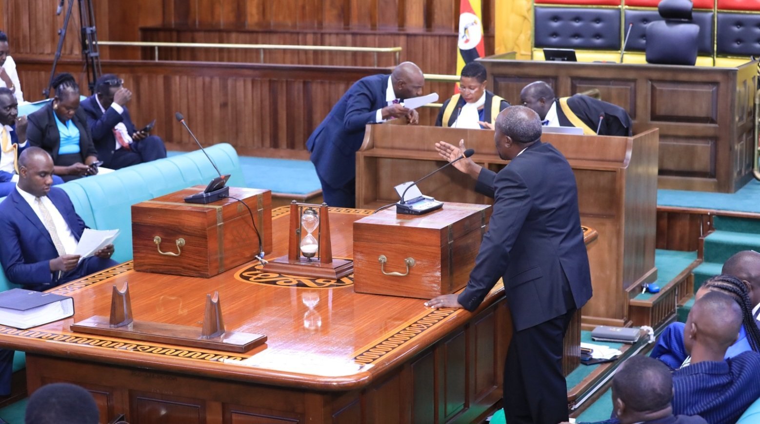Parliament eyisizza emisolo emiggya egigenda okussibwa mu mbalirira y'eggwanga ey'omwaka 2026/2027 - ogwa sukaali n'amafuta gulinnye