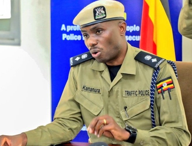 Police eyigga omuzadde agambibwa nti yakkirizza omwana ow'emyaka 6 okuvuga emmotoka - erabudde abavuga ebidduka nga tebalina bisaanyizo batwalibwa mu kkooti butereevu