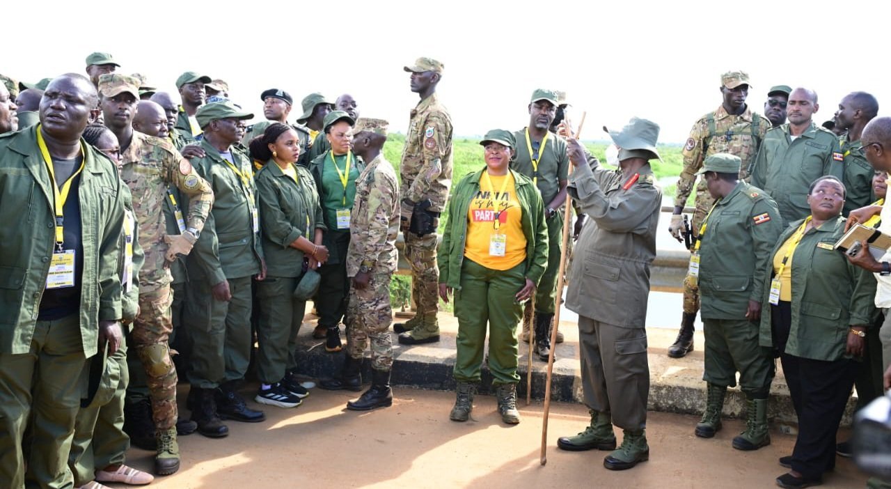 President Museveni alabudde ababaka ba parliament abaggya abanenyigira mu nguzi wakubakwasa n'omukono ogw'ekyuma - abasuubizza buli omu obukadde bwa shs 100 okwekubako enfuufu