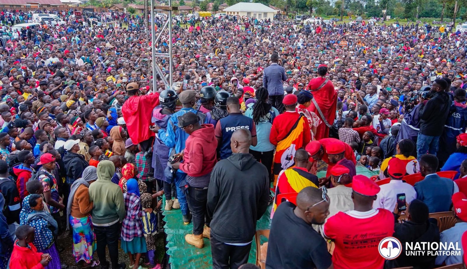 President wa NUP Kyagulanyi Ssentamu ayimirizza abantu ababadde bamuwerekera okuva mu bitundu ebyenjawulo okugenda mu birala gyakubira enkuηaana - agambye nti bagudde mu lukwe lw'okubakwata