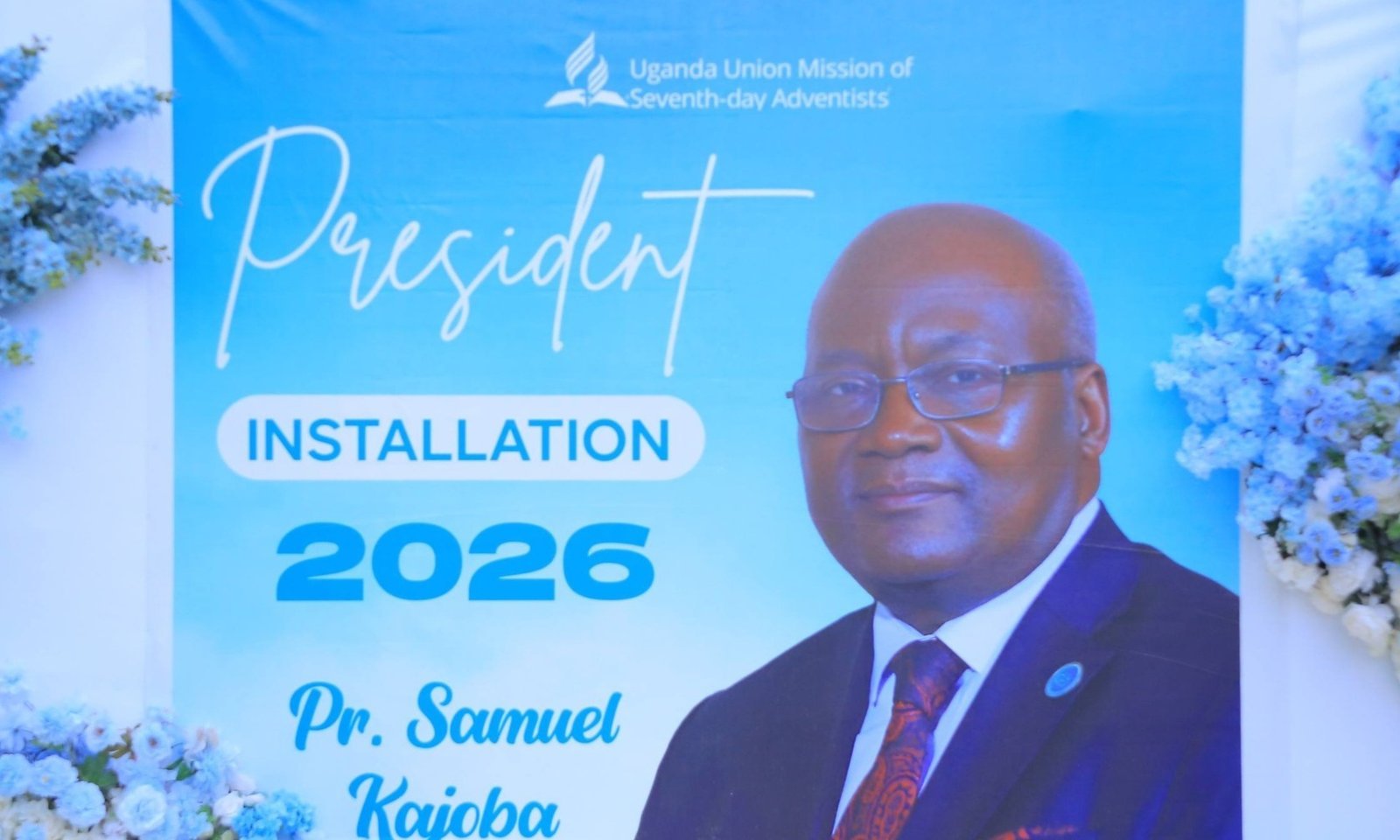 Samuel Kajoba atuuziddwa nga Ssaabalabirizi w'ekkanisa y'Abadvent omuggya  - atuuziddwa Dr.Moses Maka Ndimukika gw'addidde mu bigere