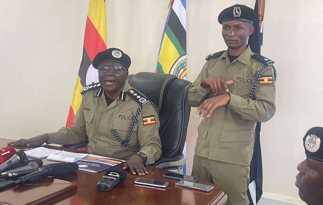 Ssaabaduumizi wa police Abas Byakagaba alabudde bannabyabufuzi abatandise okuva ku mateeka g'ebyokulonda nti police yakubaηanga