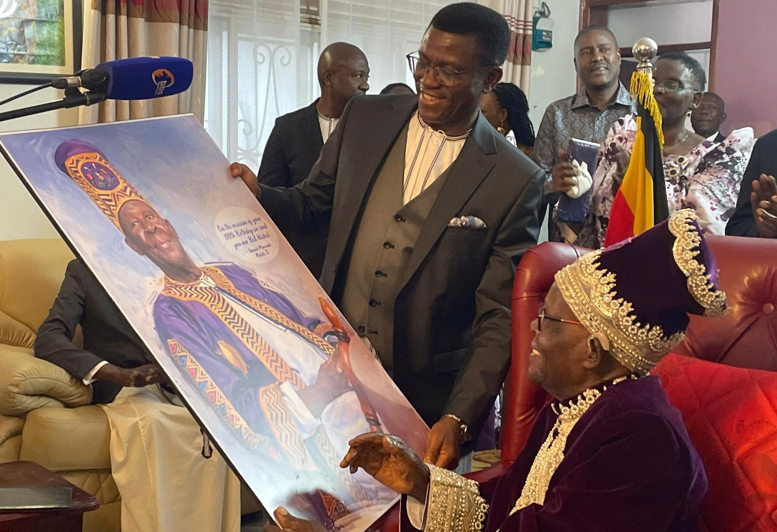 Ssaabasajja Kabaka ayozaayozezza Tieng Adolah omukulembeze w'Ennono ow'Abajapadola Moses Stephen Owor olw'okuweza emyaka 100 egy'obukulu